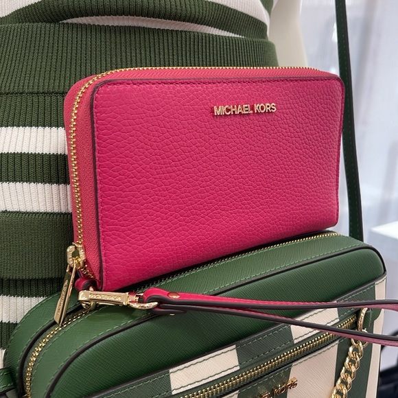 MICHAEL KORS LARGE FLAT MULTIFUNCTION PHONE CASE WALLET WRISTLET 
ELECTRIC PINK - Picture 8 of 16